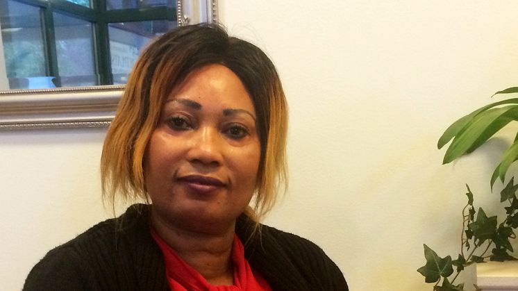 Saffie Touray är en av de första som gått utbildningen till serviceassistent. Hon arbetar idag på ett äldreboende i Askim-Frölunda-Högsbo.