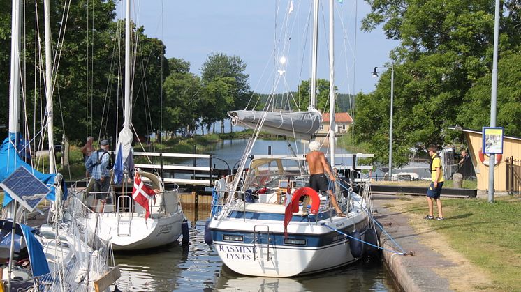 En högsäsongsdag trafikerar upp emot 150 båtar Göta kanal. 