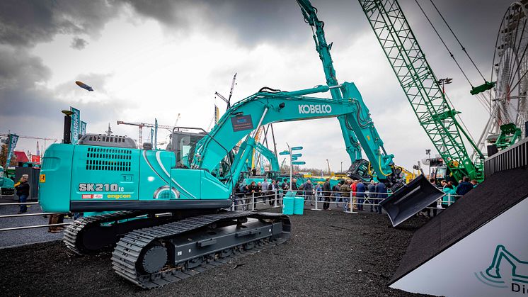 Kobelco præsenterer automatiseret gravemaskine og Engcon tiltrotator på Bauma