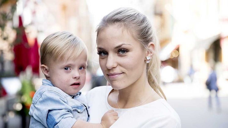 Julia Bergman med sonen Milan från programmet Unga mammor. Foto Mangnus Sandberg