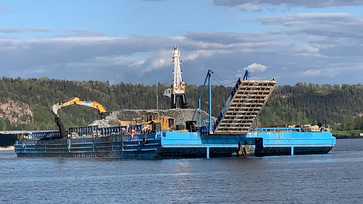 Siste Langøya-lekter dumpet 10.000 tonn steinmasser til Gilhusbukta torsdag 30. april.