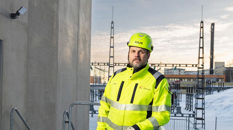 Magnus Hallén, som är ansvarig projektingenjör vid Övik Energi, på plats vid Omexoms byggnation av den nya transformatorstationen belägen vid Örnsköldsviks sjukhus. Copyright: Övik Energi.