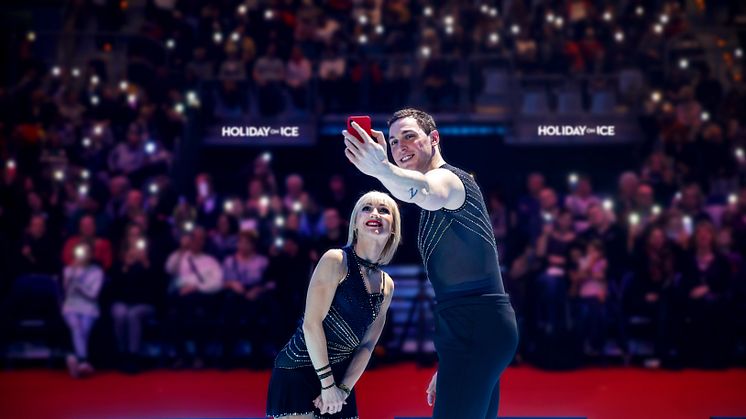 Aljona Savchenko und Bruno Massot mit dem Publikum von HOLIDAY ON ICE