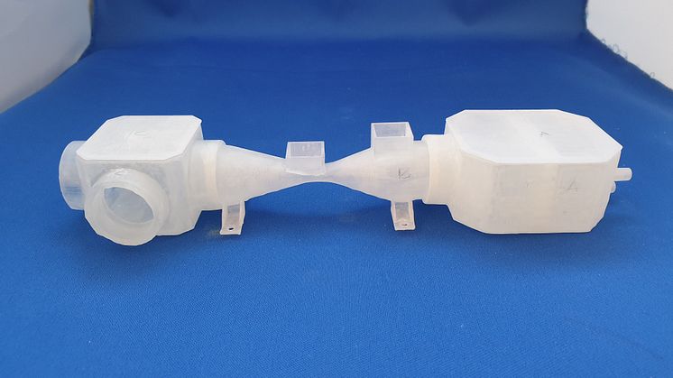 De olika 3D-prinatde komponenterna i en respirator: luftflödesmätare, blandningskammare och inspiratorisk del.