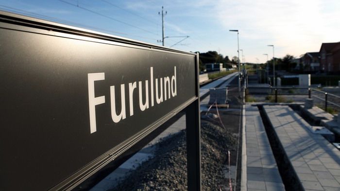 En tillgänglig och inbjudande entré till stationen och ett grönområde som bjuder in till avkoppling och trygghet utformas nu vid Furulunds samlingspunkt för tåg- och busstrafik.