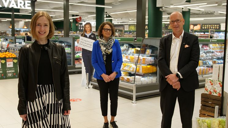 Næringsminister Iselin Nybø (til venstre) deltok under lanseringen av samarbeidet mellom Posten og Coop fredag, sammen med Postens konsernsjef Tone Wille og Coops konsernsjef Geir Inge Stokke.  Foto: Tore Oksnes