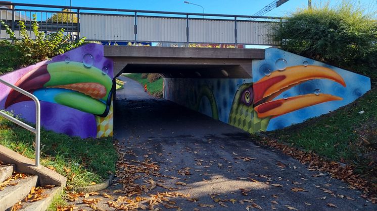 Konstnären Tim Timmey, som målat gångtunneln under Björngatan (bilden), målar nu också en tunnel i Bockara. 