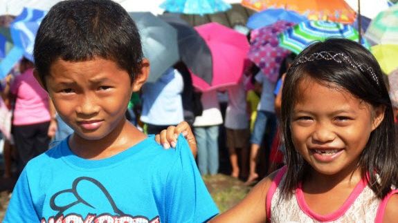 Skolor i Filippinerna öppnar igen – en månad efter katastrofen