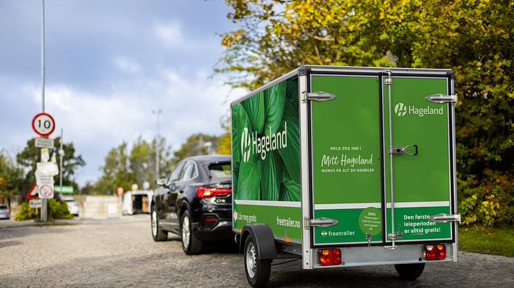 Nå kan man, som noe helt nytt, låne tilhenger gratis – og det gjelder uansett om man handler i butikken hvor tilhengerne står plassert eller ikke. Foto: PR.