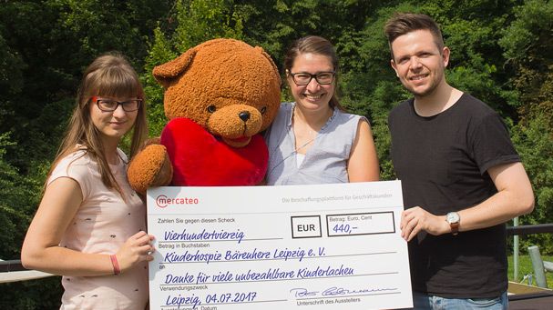  Marie Rempt,  Ulrike Herkner und Tobias Tauchnitz während der Spendenübergabe