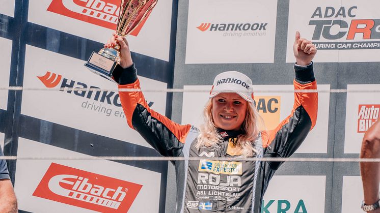 Jessica Bäckman celebrates 2 podium places at Nürburgring. Photo: MameMedia (free rights to use images)
