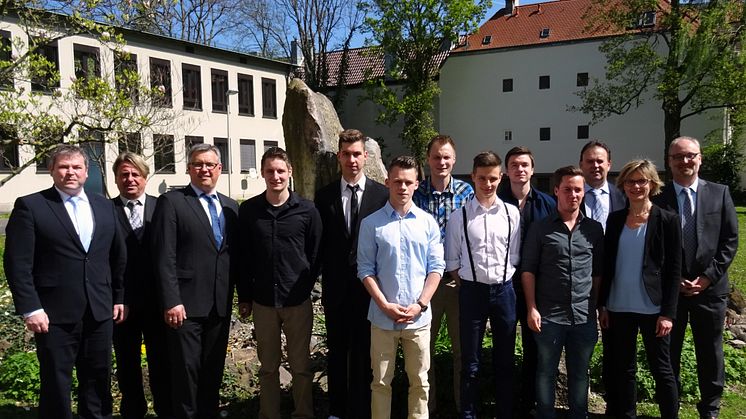 Die Ausbildungsverantwortlichen vom Bayernwerk freuten sich gemeinsam mit den Absolventen über deren sehr gute Ergebnisse.