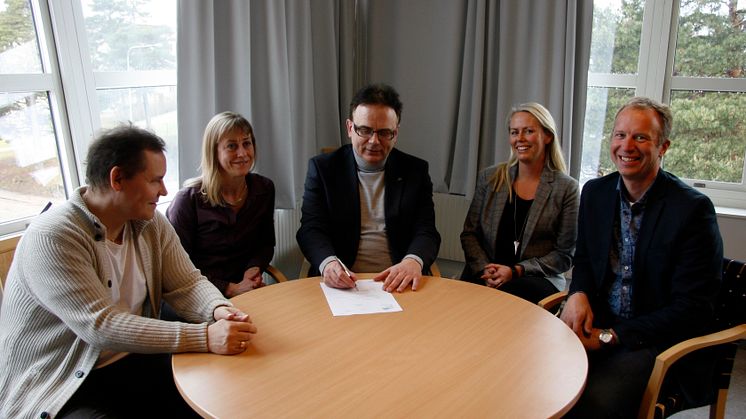 Rektor Martin Hellström skriver under KK-miljöansökan omgiven av den operativa ledningen  bestående av Thomas Winman, Liselott Lycke, Helena Källström och Lennart Malmsköld.