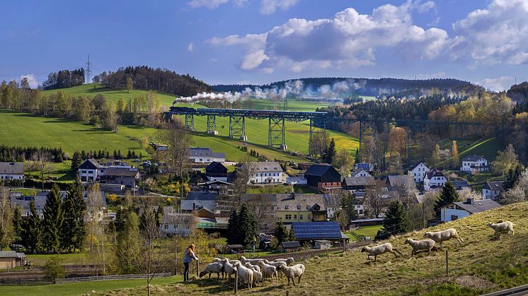 Erzgebirgische Aussichtsbahn auf dem Markersbacher Eisenbahnviadukt 