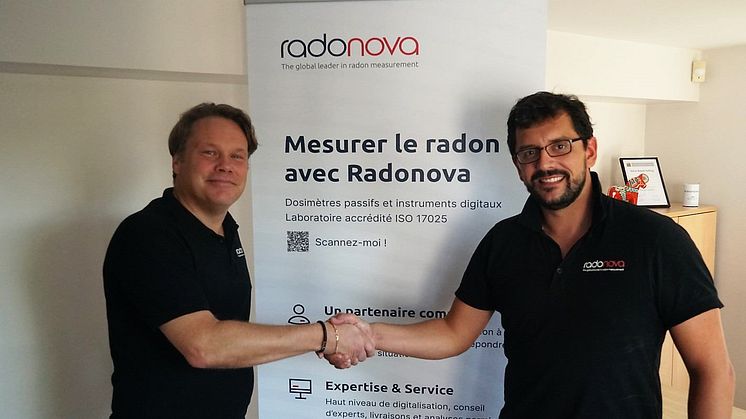 Från vänster: Karl Nilsson, vd Radonova Laboratories och Thomas Chauvin, ansvarig för Radonova i Frankrike