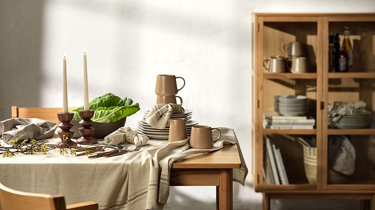  Den nye Nordic Mood-kollektion fra JYSK omfavner et råt og håndlavet udtryk med skæve former og naturlige materialer til spisebordet.