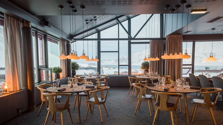 I restaurang Funktionärsmässen kan gästerna njuta av såväl god mat som vacker utsikt. Foto: Hurtigruten Svalbard/Agurxtane Concellon