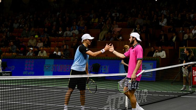 Leo Borg med regerande Stockholm Open-mästaren Tommy Paul på Kungl. Tennishallen