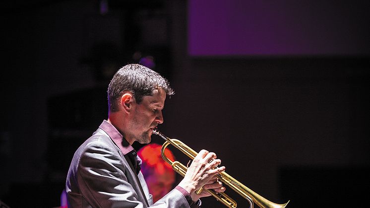 Växjötrumpetaren Jocke Wickström har plockat samman sitt önskeband i sin musikaliska hyllning till livet och kärleken. Foto Anders Bergön.