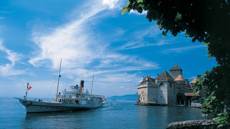 Das Dampfschiff Rhone vor dem Schloss Chillon bei Montreux am Genfersee im Kanton Waadt, eine der berühmtesten Burganlagen Europas. Copyright: Switzerland Tourism/Swiss Travel System By-Line: swiss-image.ch/Christof Sonderegger 