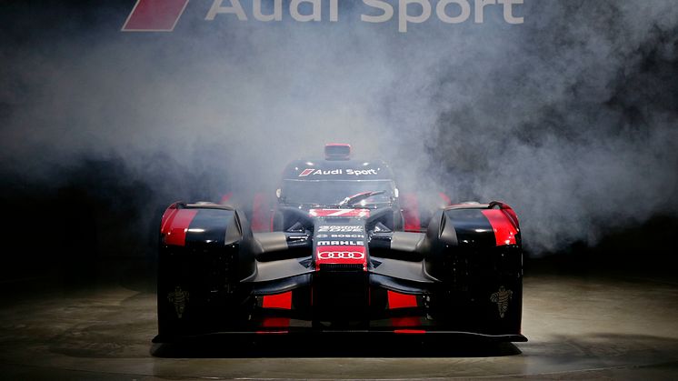 Audi Sport Finale 2015 - Audi R18 2016 front smoke