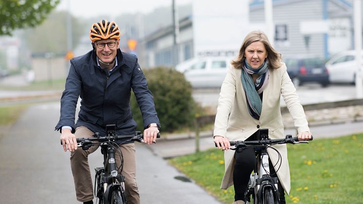 Jonas Netterström, VD Cycleurope bjöd miljöminister Karolina Skog på en elcykelrunda i Varberg.