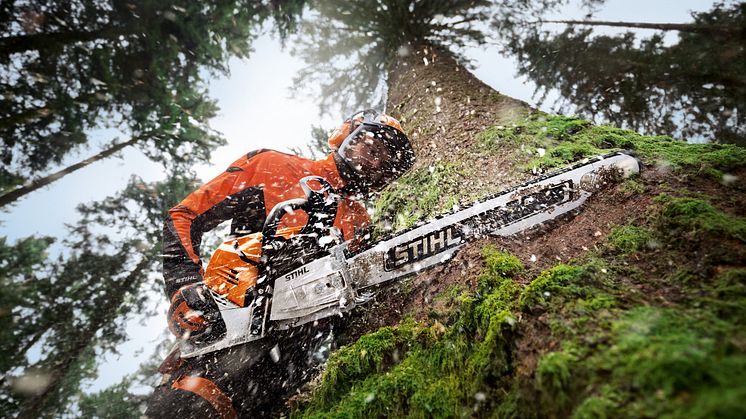 STIHL MS 500i går fra 0 - 100 på 0,25 sekunder – den første motorsav i verden med direkte indsprøjtning. 