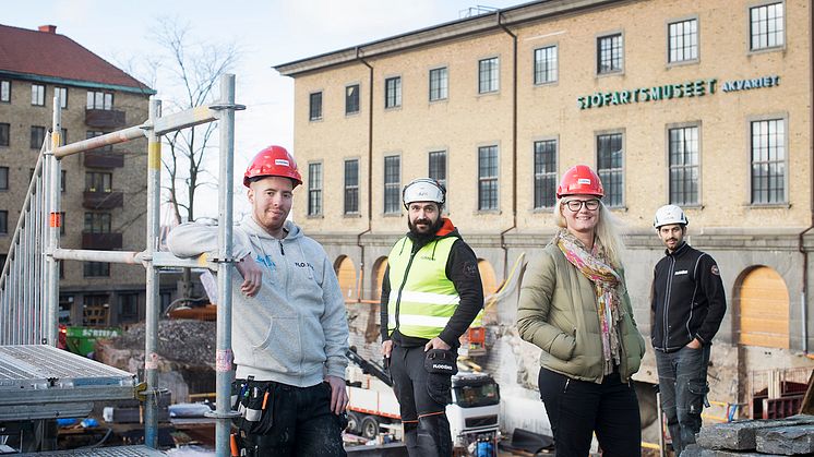 Susanne Brattelius, HR-ansvarig på Flodéns, tillsammans med kollegor vid ombyggnadsarbetet vid Sjöfartsmuseet.