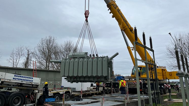 Ende März hat die LEW Verteilnetz GmbH (LVN) einen neuen 110/20-kV-Transformator auf das Gelände des Umspannwerks Heimertingen anliefern lassen. 