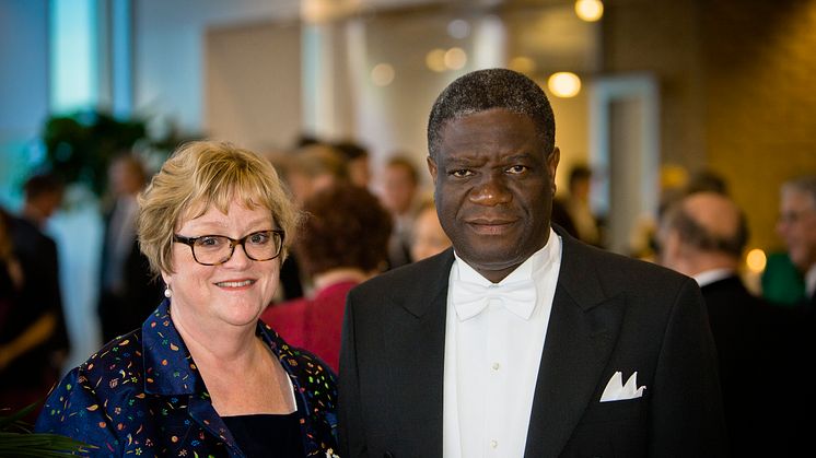 Denis Mukwege och Ellinor Ädelroth vid installationen som hedersdoktor i Umeå.