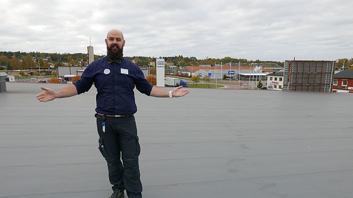 Marcus Andersson, affärschef på Coop Forum Kristinehamn, visar var de 900 solcellerna ska placeras på 2 000 kvm tak. Foto Konsum Värmland
