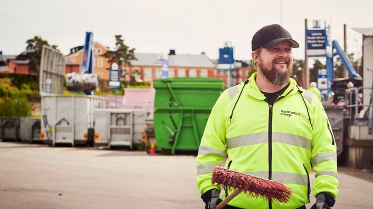 Medarbetare på återvinningscentral som nu även är öppen på söndagar.