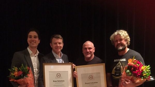 Eneos Max Metelius och Eric van Alphen tillsammans med vinnarna i kategorin Årets affärsmodell Zound Industries