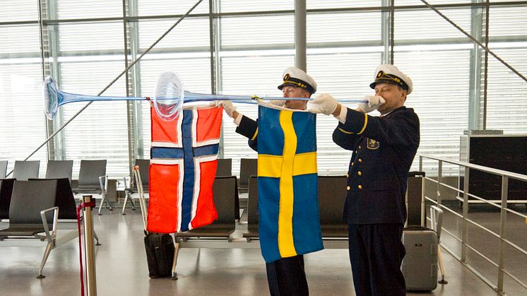 Flyglinjen Växjö-Oslo högtidligt invigd med glastrumpeter och Växjötårta