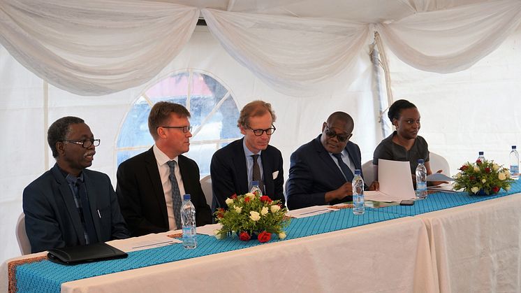 Dr Godfrey Biemba CEO at NHRA, Björn Sjöstrand CEO Scandinavian Biopharma, Swedish Ambassador Henrik Cederin, Dr. Kennedy Malama the Permanent Secretary at Ministry of Health and Dr Izukanji Sikazwe CEO at CIDRZ. 