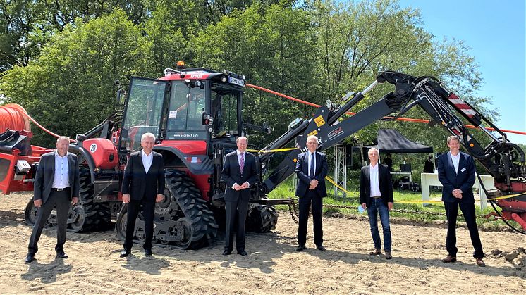 Flächendeckendes Glasfasernetz für Kreis Warendorf: U.a. NRW-Digitalminister Prof. Dr. A. Pinkwart (2. v.l.), Landrat Dr. Olaf Gericke (3. v.l.) und Dr. Stephan ZImmermann, Geschäftsführer von Deutsche Glasfaser vor dem "Glasfaserpflug". (DG)