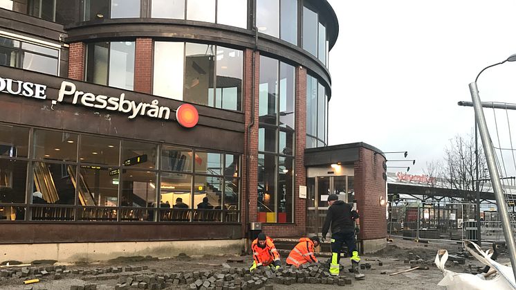 Det pågår ett intensivt arbete för att få att stensättningen på plats utanför stationsbyggnaden. En vecka efter invigningen kommer Järnvägsgatan att öppnas upp för trafik igen. Foto: Hässleholms kommun