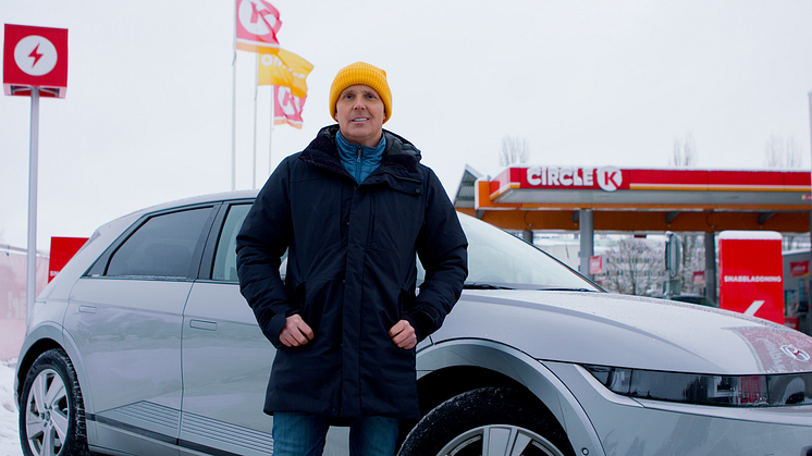 Circle K vill utbilda svenska bilister i nya serien "Mer elektrisk - med Måns Möller".