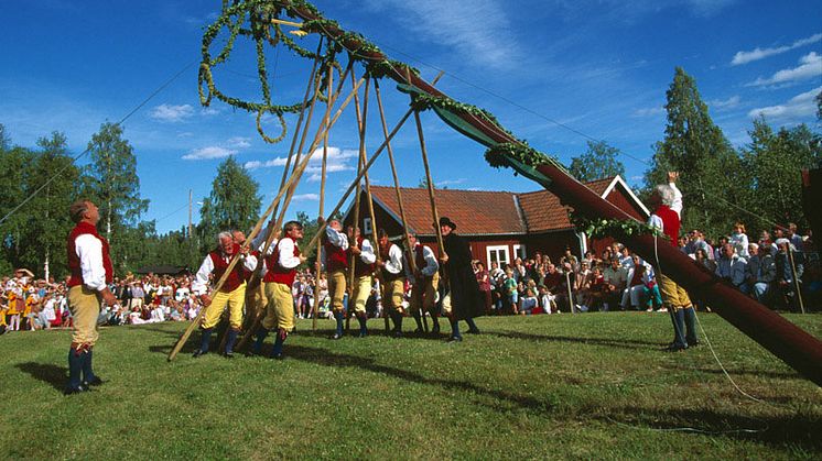 Midsummer_Maypole_VisitDalarna