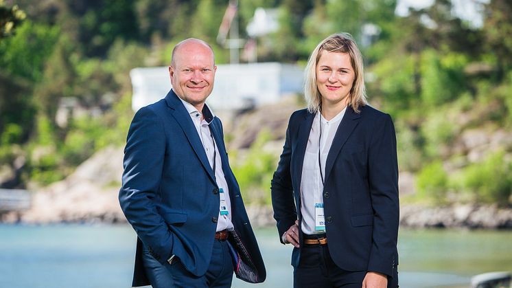 LOS Energy har kåret Eramet Norway Kvinesdal til Sørlandets smarteste strømbruker i kategori bedrift. Fra høyre på bildet Stine Skagestad fra Eramet Norway Kvinesdal og prisutdeler Harald Steinsholt fra LOS Energy.