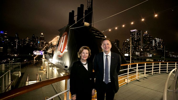 KUNSTSAMARBEID: Om bord på Hurtigrutens MS Fram med Manhattans skyline i bakgrunnen, offentliggjorde HM Dronning Sonja og Hurtigrutens konsernsjef Daniel Skjeldam samarbeidet mellom QSPA og Hurtigruten. Foto: PONTUS HÖÖK/Hurtigruten