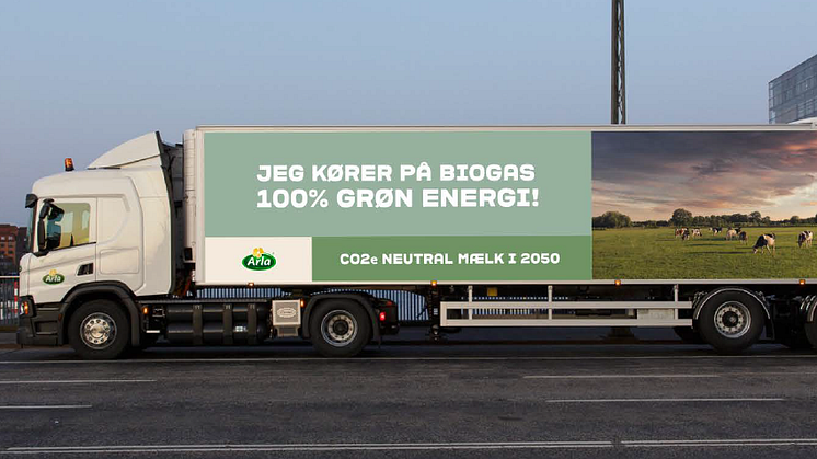 Fem nye biogaslastbiler skal nu levere Arla-mælk til danskerne