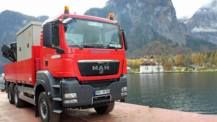 Schwere Fracht auf dem Königssee: Bayernwerk liefert Trafostation auf dem Wasserweg