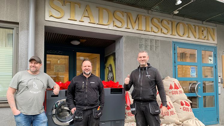 Magnus Köllbring på Göteborgs Stadsmisson, tillsammans med PODABs servicetekniker Jimi och Stefan som levererar och installerar julklappen.
