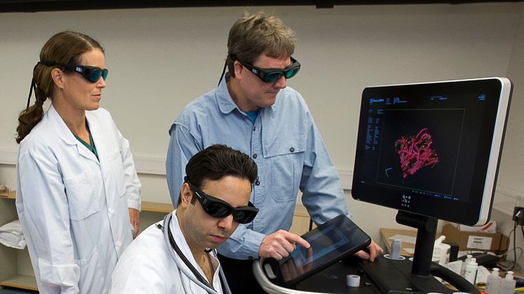 Malin Malmsjö undersöker den första patienten med misstänkt temporalisarterit med ultraljudsdelen av fotoakustikutrustningen. Medverkande forskare, Magnus Cinthio, Rafi Sheikh och Björn Hammar.