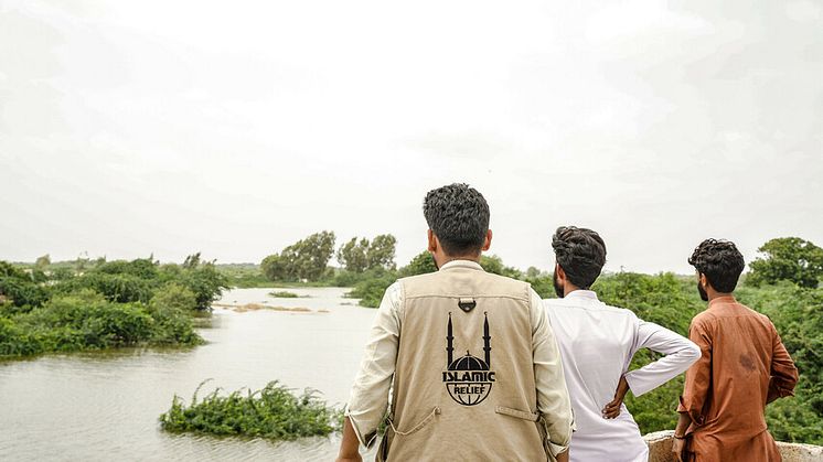 Det kraftiga monsunregnet som pågått sedan juni har resulterat i kraftiga översvämningar i Pakistan. En tredjedel av landet ligger under vatten. Pakistan upplever den kraftigaste nederbörden på tio år.