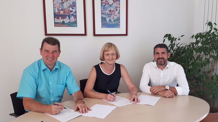 Bürgermeister Günter Gamisch (l.) und Ursula Jekelius (M.), Leiterin für Kommunen und Kooperationen in Oberbayern beim Bayernwerk, unterzeichnen im Beisein von Bayernwerk-Kommunalbetreuer Josef Bestle (r.) den neuen Konzessionsvertrag.