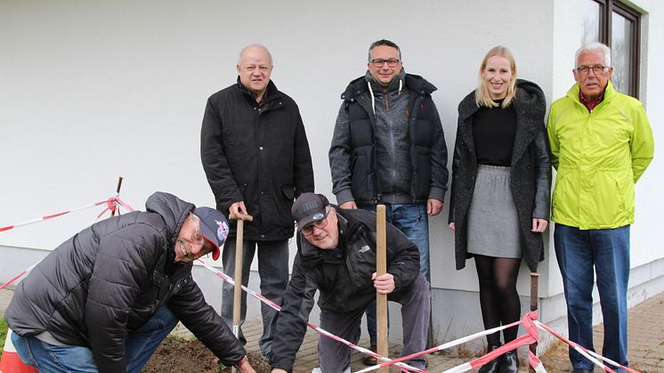 Hier kommt sie hin die Pumpe (v. l.): Heinz Hartung, Günter Nitschak, H. G. Wenzel, Matthias Bergmann (alle FC Blau-Weiß Weser), Leonie Riekschnietz, Kommunalreferentin WWN, und Bernd Hake, FC Blau-Weiß Weser.