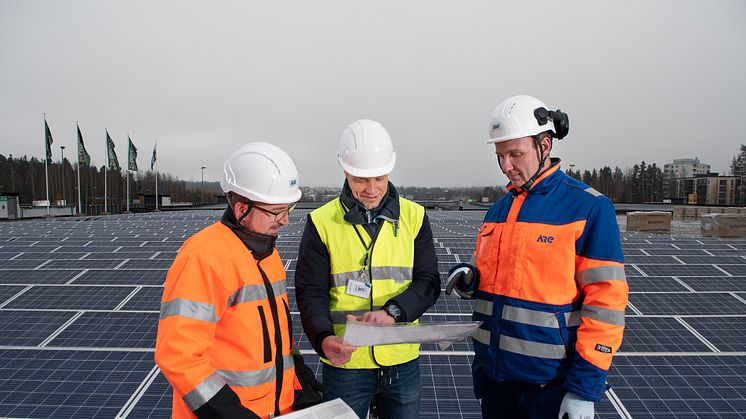 Aren Jari Aalto ja Harri Launo esittelevät joulukuussa valmistuvaa Launeen Prisman aurinkovoimalaa Hämeenmaan kiinteistöjen kiinteistöjohtaja Ari Järviselle. 