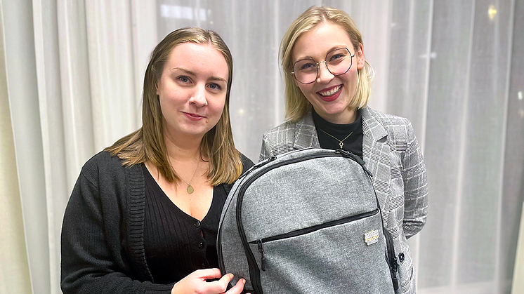 Emma Bygdén och Elin Cederbrant från T.A.D.1 med T1D-ryggsäcken